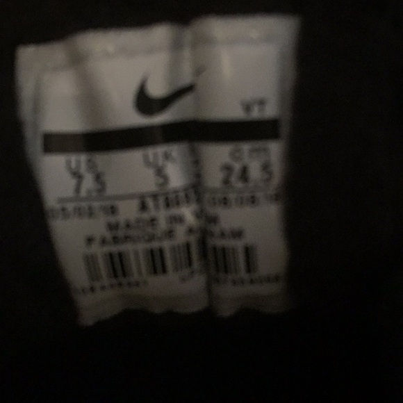 NEW Nike Sneakers - Picture 6 of 8